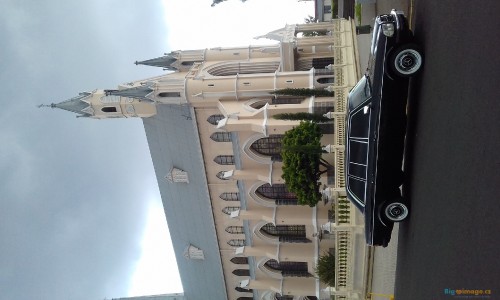 Boda en Iglesia de San Rafael de Heredia. COSTA RICA MERCEDES 300D LANG LIMOUSINE RIDES.