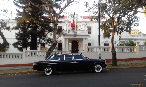 300D MERCEDES LIMUSINA IN FRONT OF MEXICAN EMBASSY COSTA RICA