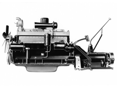 1931 Chrysler Imperial Engine sv BW (DaimlerChrysler Historical Collection)