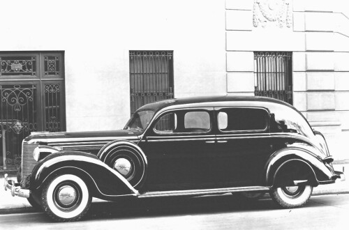 1938 Chrysler Imperial 4 Door Sedan sv BW (DaimlerChrysler Historical Collection)