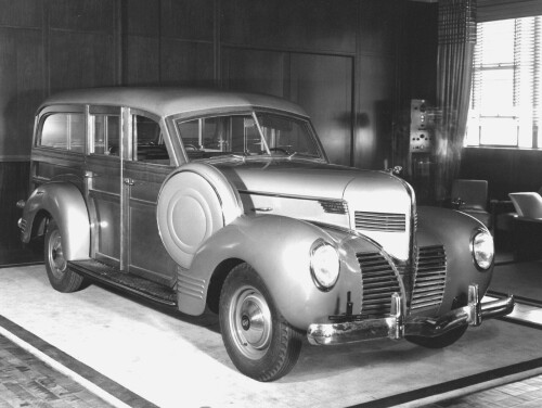 1939 Dodge Westchester Suburban fvr BW (DaimlerChrysler Historical Collection)