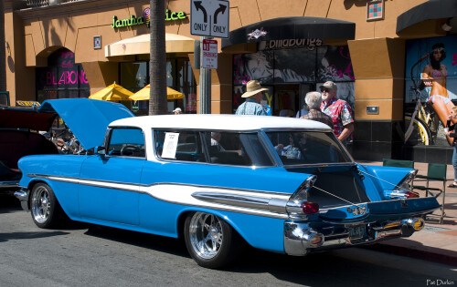 1957 Pontiac Safari white & blue rvl